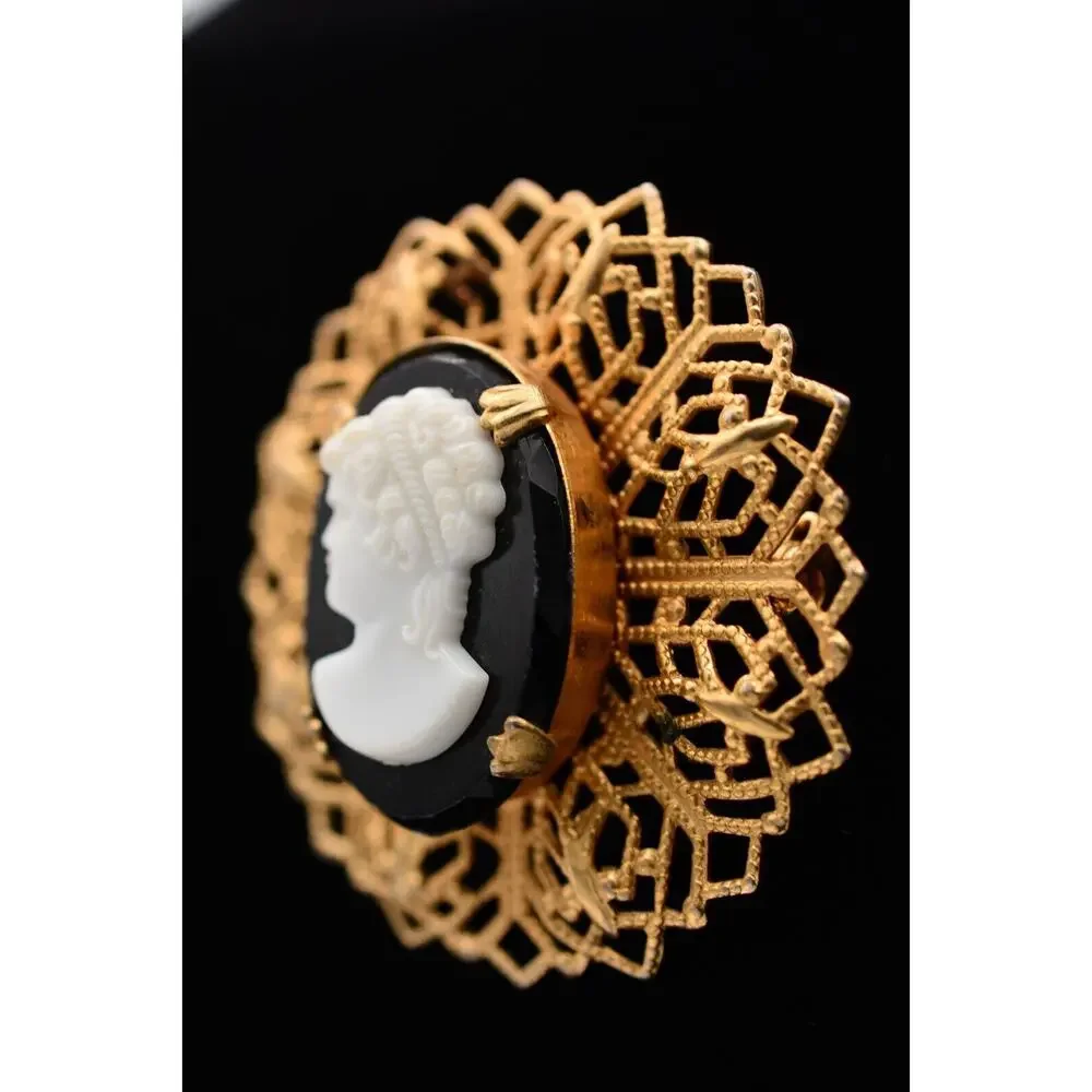 Vintage Cameo Pin Brooch Black White Textured Gold Tone Oval Round 1980s BinAT